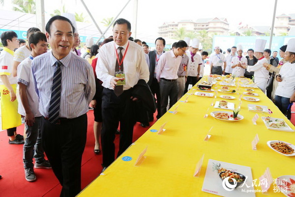 省人大副主任、省总工会主席陈海波等领导参观赛事现场