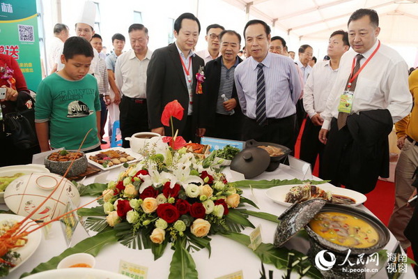 省人大副主任、省总工会主席陈海波等领导参观赛事现场