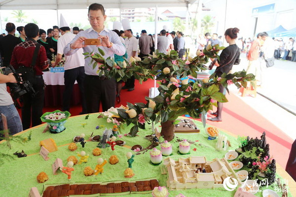 市民游客饶有兴致观看烹饪大赛