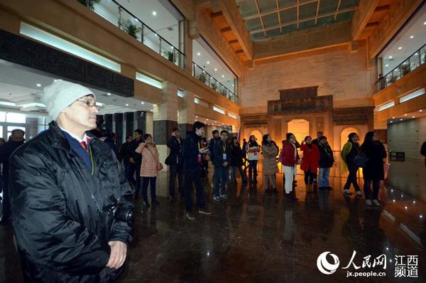 40余名中外记者12日来到吉安市博物馆参观。（时雨/摄）