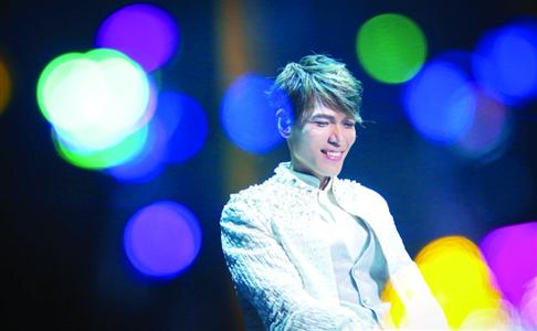 杨宗纬唱情歌诉情怀|杨宗纬|演唱会_凤凰文化