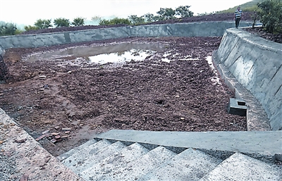 牛门村山坪塘坝体修建中。