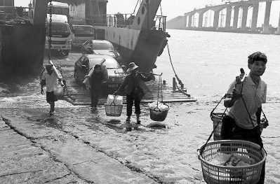 平潭海峡大桥建设完成前的轮渡码头。（资料图片）