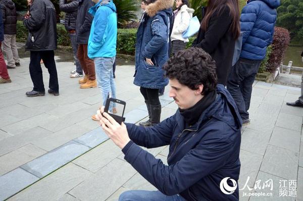 “2015年外媒看江西”采访团一行来到赣州市八镜台采访采风(时雨/摄)