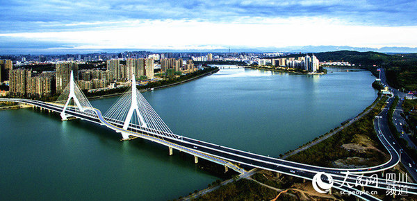 鸟瞰绵阳市一号桥。（图片由绵阳市住建局提供）