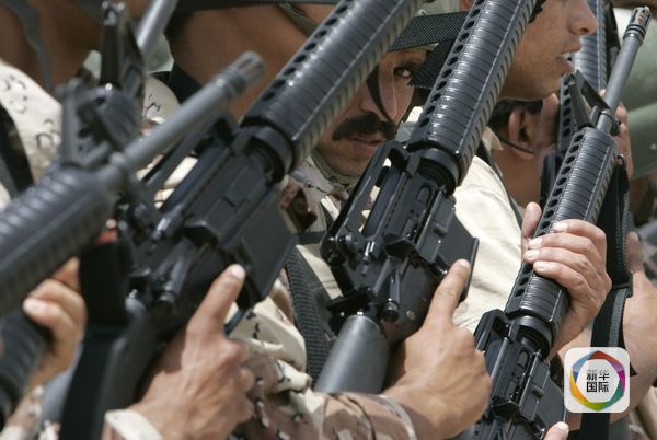 2007年5月13日,伊拉克士兵在首都巴格达的塔季美军基地手持美国军队发给的新步枪。(图片来源:新华/路透)