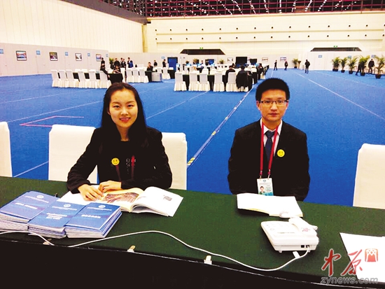 戴上笑脸胸牌 做志愿者让我收获友谊和快乐