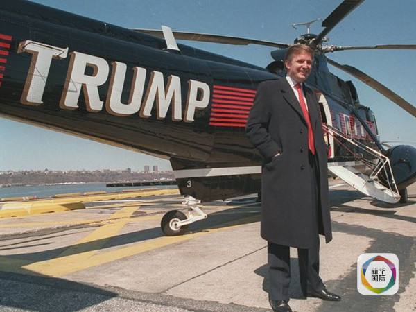 　　1988年3月，美国纽约港务局，特朗普站在他的西科尔斯基直升机旁。
