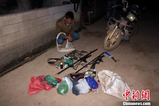 图为犯罪嫌疑人指认枪支及被猎杀的小鸟 李文全 摄