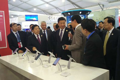 习近平参观小米展台。雷军向习主席介绍了小米手机、小米电视等产品。