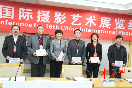 颁发组委会聘书