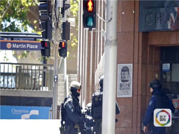 　　2014年12月15日，在澳大利亚悉尼，警察在一家咖啡馆外警戒。