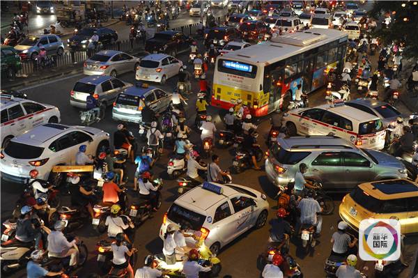 　　河内的交通，摄于2015年9月23日。（图片来源：新华/法新）