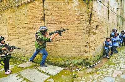 古宅边玩真人CS巷战，别有一番趣味。