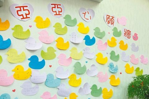 “立委”参选人王静亚推出“黄色小鸭便利贴”，将选民加油、祝福贴在墙上。来源：台湾《联合报》