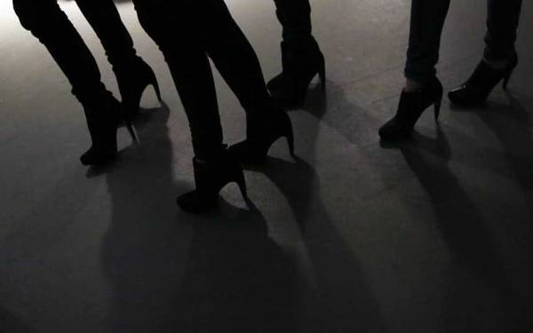 　　希腊：禁止穿高跟鞋游古迹