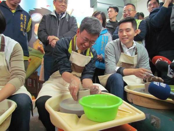 民进党台湾地区副领导人候选人陈建仁18日前往莺歌新旺集瓷参访，体验手拉坯。（叶德正摄）图片来源：台湾《中时电子报》