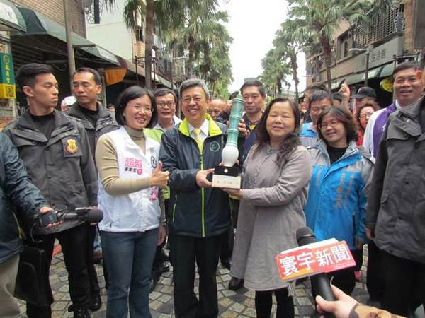 民进党台湾地区副领导人候选人陈建仁18日前往莺歌老街拜访，民众送他大笔，希望他能获得大笔选票。（叶德正摄） 图片来源：台湾《中时电子报》