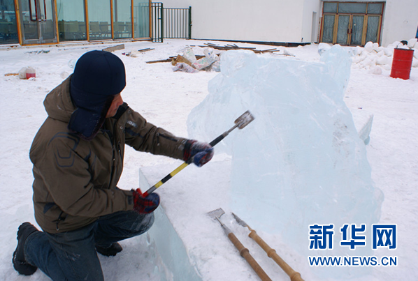 雕刻师傅正在作业。资料片