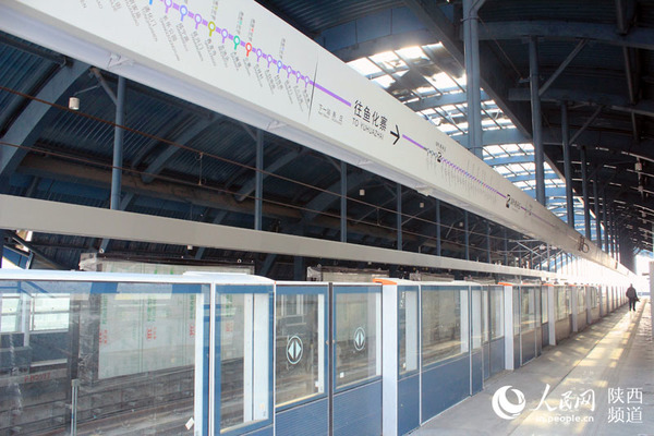 国际港务区站是7座高架站之一，图为站台一隅 和冰摄