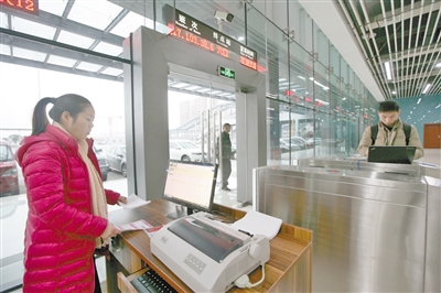 工作人员做安检调试。