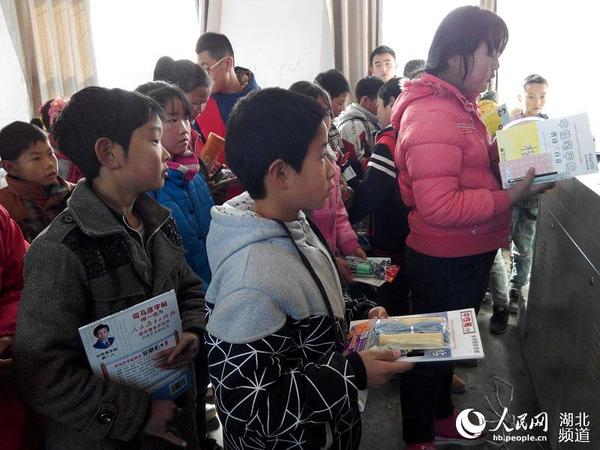 志愿者给孩子们发放体育用品