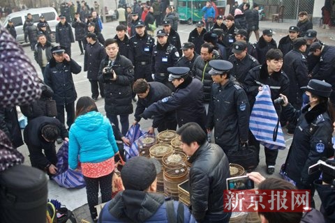 警方联合城管正查扣路边摊位售卖物品。新京报记者 周岗峰 摄