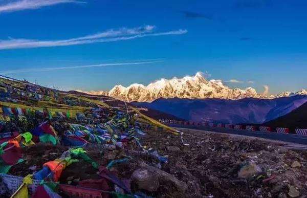 　　12月，去日喀则过冰川、去吉隆徒步神湖