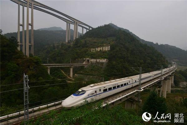 蜀道不再难：宜万铁路开通运营五周年剪影