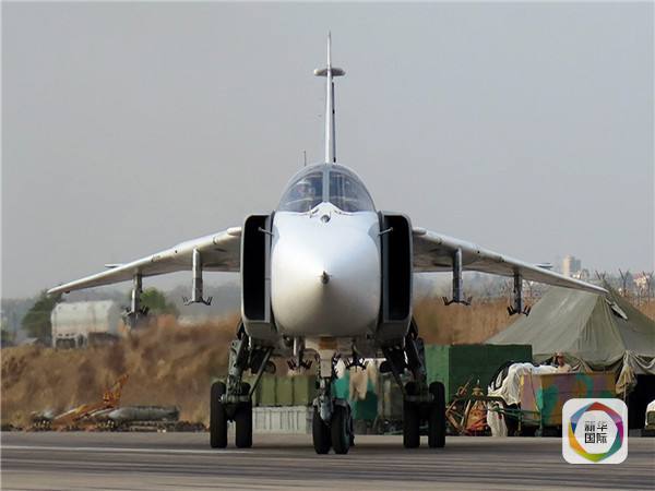 　　图为2015年10月2日，俄罗斯空天部队一架苏-24战机执行完成任务后在叙利亚拉塔基亚空军基地着陆。（图片来源：新华/欧新）