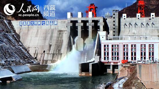 12月16日，一道彩虹横贯在昌都果多电站奔腾的水流上。记者 韩俊杰 摄