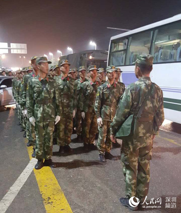 图为赶赴现场救援的官兵。（袁仕杰 摄）