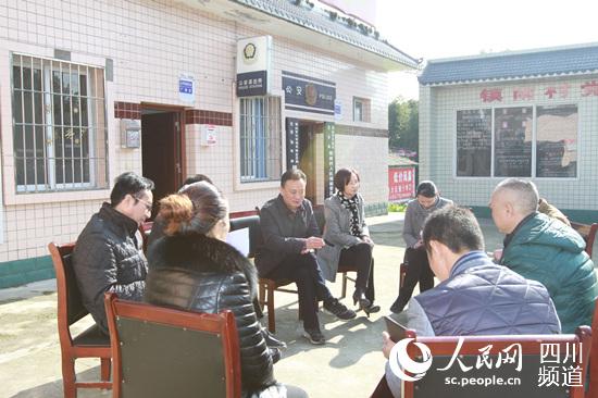 李明舟在镇 南村听取“村两委”班子对党建工作意见建议。(眉山市东坡区区委宣传部供图)