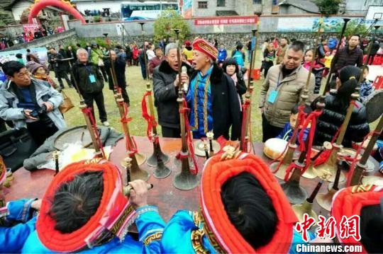 非遗传人表演杨林堂鼓　王罡　摄