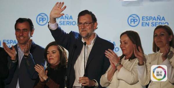 　　人民党领袖、西班牙首相拉霍伊（中）21日在计票结果公布后向支持者挥手致意。（图片来源：新华/路透）