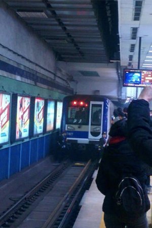列车进站时男子跳入轨道。图片来自网络