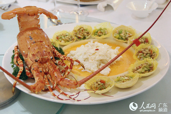 模仿小蛮腰450米高空的幻彩摩天轮——龙腾四海。谢嘉琪 摄