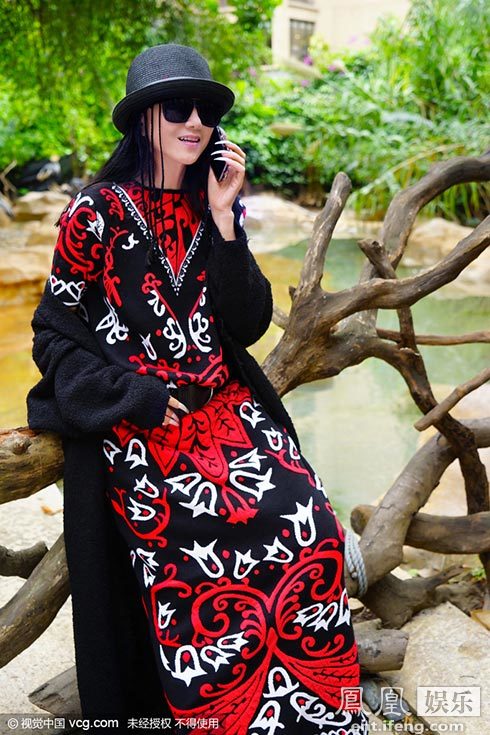 杨丽萍冬至现身广州 一身红黑民族时尚装获好