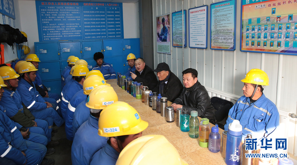 与劳务工作者交流座谈。