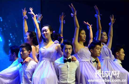 华北理工大学轻工学院交谊舞现场。邱文韬 摄