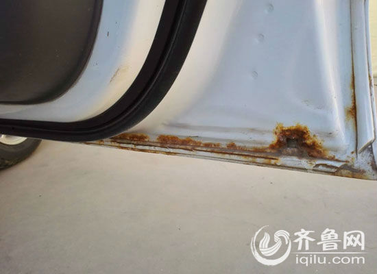车门下方锈蚀严重（李先生供图）