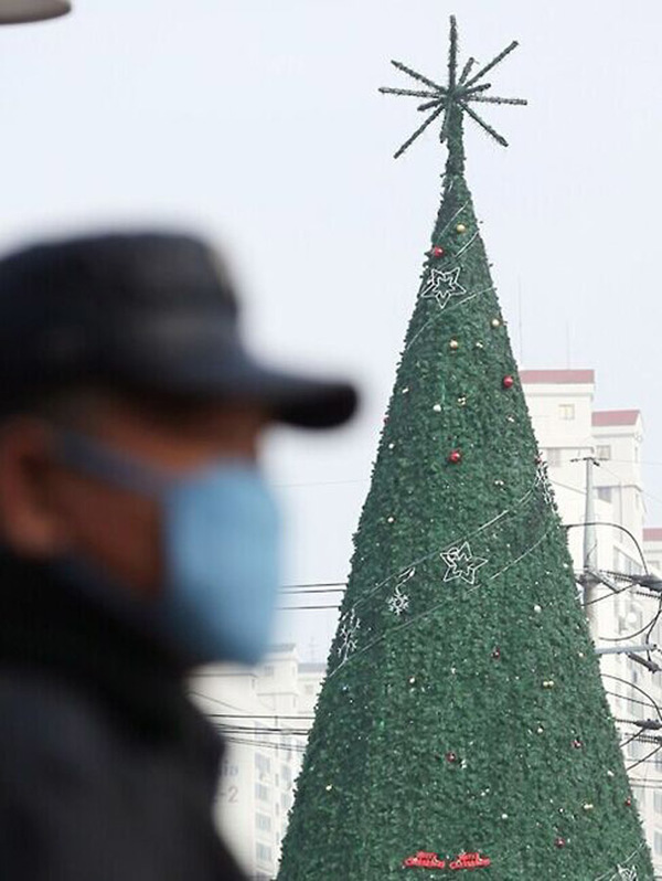 韩国多地遭遇雾霾,媒体戏称“戴口罩的平安夜”(网页截图)