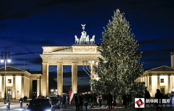 　　    当地时间2015年12月10日，德国柏林的圣诞树。