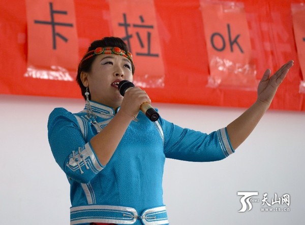 参赛选手演唱蒙古族歌曲《美好的心》
