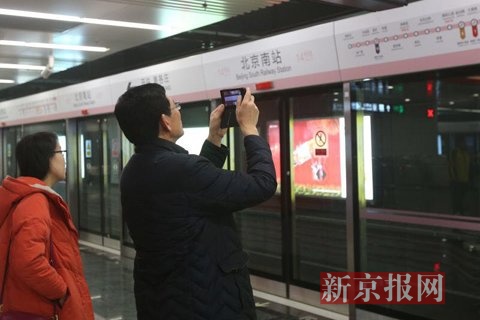 乘客在北京南站拍照留念。新京报记者 王贵彬 摄