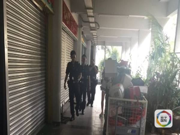 　　图为新加坡警方赶到“美丽园”公司调查。