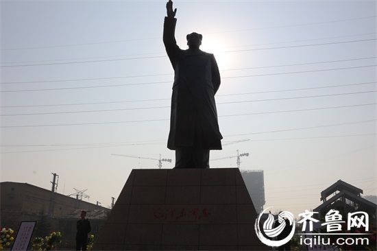 济宁邹城小村竖起全国最高毛主席铜像