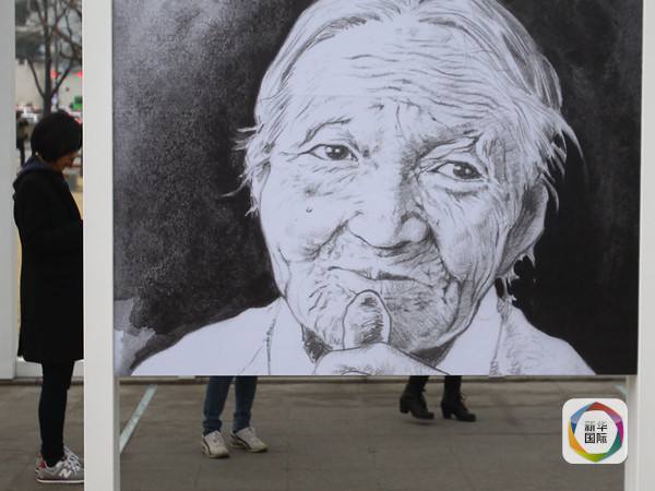 　　2014年3月1日，人们在韩国首尔参观“慰安妇”受害者特别展。