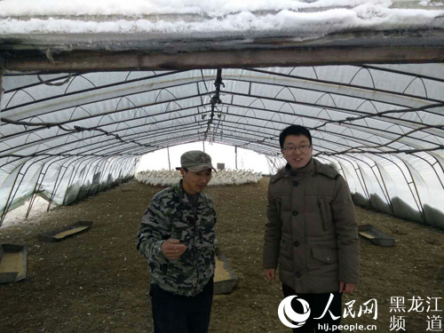 “第一书记”张鹏(右)和养鹅大户在一起。