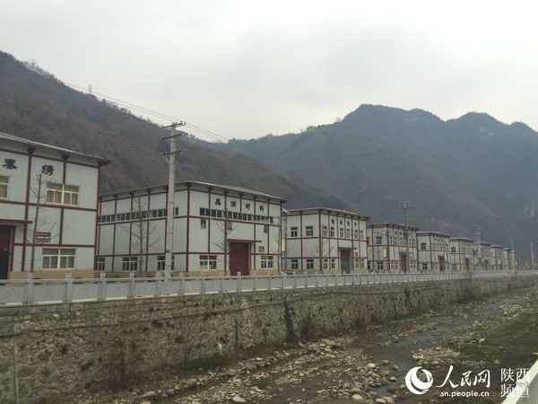 花园社区河对岸引进的中小企业孵化园解决了不少当地移民的用工问题 。梁锦 摄